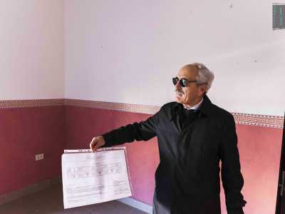 ...e gli ambienti dove Andrea ha lavorato per anni. Entriamo per un attimo nella stanza che fu il suo ufficio: l'ex militare ci fa vedere la planimetria delle sale, celando a fatica la commozione del ritorno dietro i suoi occhiali da sole